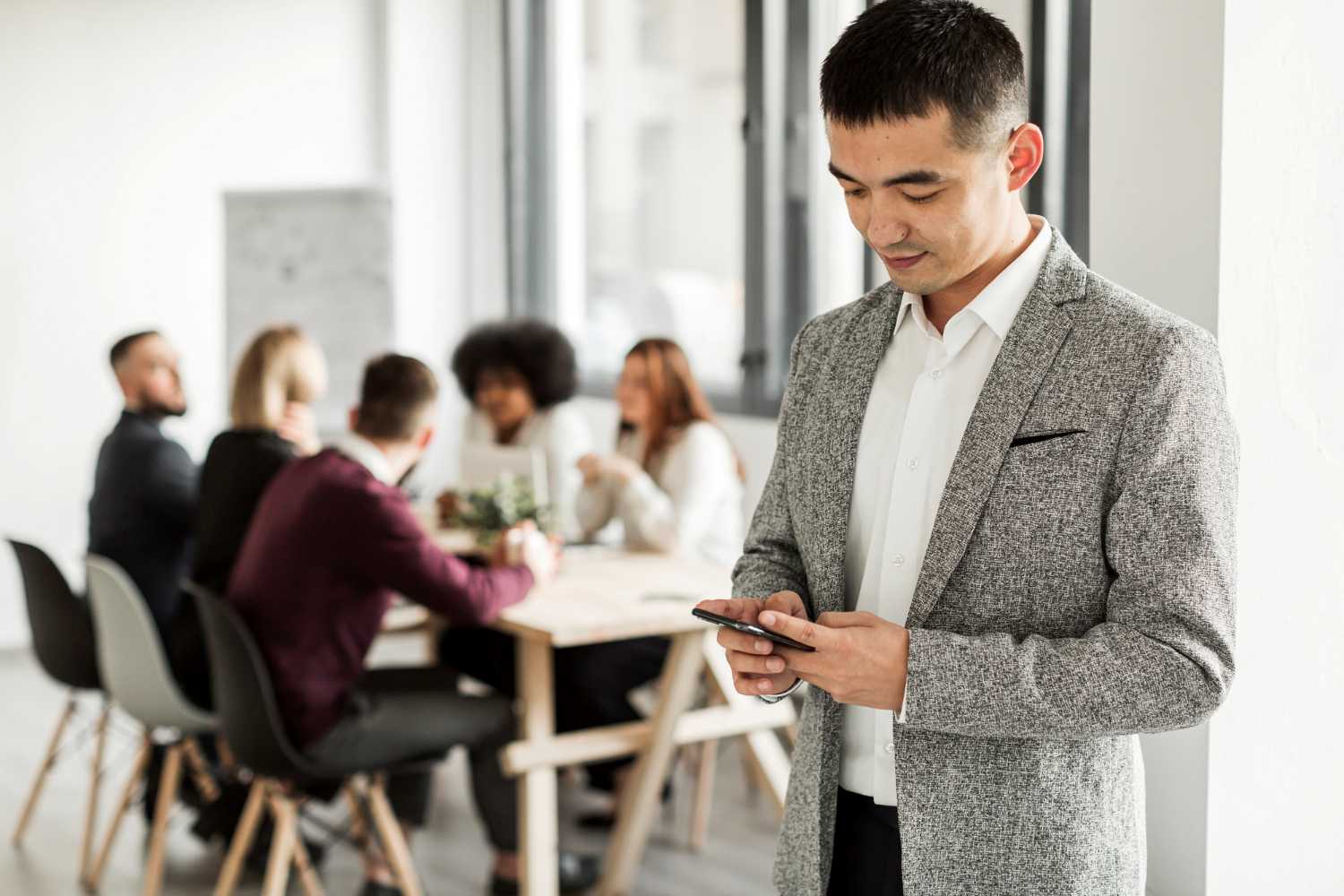 agent reviewing a short module on a smartphone before a customer meeting